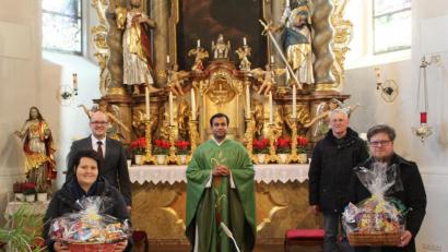 Bild: soj
Carolin Knott und Sebastian Wolf (vorne, von links) freuen sich über die lobenden Worte von Kirchenpfleger Stefan Kausler, Pfarrer Pater Anish George und Pfarrgemeinderatssprecher Hans Enders (hinten von links).