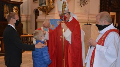 Bild: jr
In der Basilika in Waldsassen empfingen 11 junge Münchenreuther das Sakrament der Firmung. Gespendet hat es der Regensburger Weihbischof Josef Graf (Mitte).