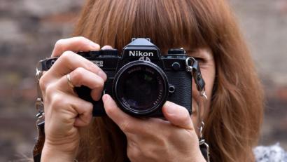 Symbolbild: Andrea Warnecke/dpa-tmn
Erinnerungen bewahren möchte Susanne Forster nicht nur mit Fotos.