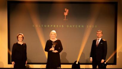 Bild: Bayernwerk AG
In der Sparte Kunst wurde die Regensburgerin Regina Hellwig-Schmid (Mitte) ausgezeichnet. Es gratulierten die ehemalige bayerische Sozialministerin Emilia Müller und Bayernwerk-Vorstandsvorsitzender Reimund Gotzel.