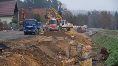 Bild: hmr
Die Erschließung der neuen Bauparzellen in der Muttonestraße gestaltet sich wegen der relativ tiefen Baugrube für den Abwasserkanal sehr aufwendig.