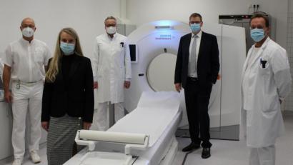 Bild: Kliniken Nordoberpfalz AG/Michael Reindl
Dieses neue CT-Gerät soll die Ärzte in der Notaufnahme des Klinikums Weiden bei der Covid-19-Diagnostik unterstützen. Das bestätigt auch der Chefarzt der Notaufnahme Dr. Andreas Pohl (ganz links).