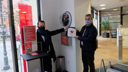 Bild: dob
Sparkassenvorstandsvorsitzender Gerhard Hösl und Bürgermeister Andreas Wutzlhofer, der zugleich stellvertretender Verwaltungsratsvorsitzender der Vereinigten Sparkasse ist, ließen im Vorraum der Geschäftsstelle am Marktplatz einen Defibrillator installieren, der im Ernstfall Leben retten kann.
