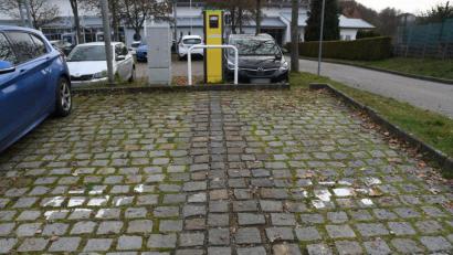 Bild: Gabi Schönberger
Die Parkbuchten an der E-Ladesäule bei der Stadthalle sind für zwei Autos sehr eng.