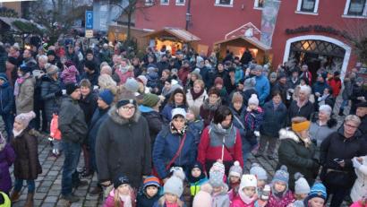 Archivbild: jr
Eine große Zahl an Besuchern lockte im vergangenen Jahr wieder das „Singen unterm Christbaum“ auf den Therese-Neumann-Platz. Diese Veranstaltung und auch andere Aktionen wird es heuer nicht geben.