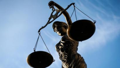 Bild: David-Wolfgang Ebener
Eine Statue der Justitia hält eine Waage in ihrer Hand.