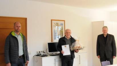 Bild: Martina Beierl
Mehr Zeit fürs Zeitunglesen und E-Biken. Darauf freut sich der langjährige Bauhofleiter des Landkreises Amberg-Sulzbach, Franz Fleischmann (Mitte), dem Landrat Richard Reisinger (rechts) die Versetzungsurkunde samt Genusspaket überreichte. Sein Nachfolger Wolfgang Kirsch freut sich indes auf seine neuen Aufgaben in der Landkreisbehörde.