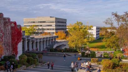Bild: Universität Regensburg, Antonia Pröls
Derzeit herrscht zwar Corona-bedingt nicht so viel Leben auf dem Campus der Uni Regensburg wie hier im Herbst 2019. Doch das wird sich sicherlich bald wieder ändern.