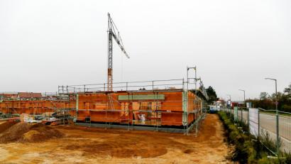 Bild: Clemens Hösamer
Die Rohbauarbeiten am künftigen Haus für Kinder an der Industriestraße laufen. Bis zur Fertigstellung wird es noch über ein Jahr dauern.