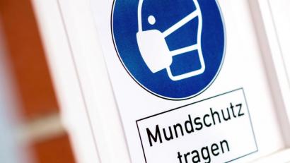 Bild: Hauke-Christian Dittrich
Ein Arzt aus dem Landkreis Schwandorf soll auch Atteste gegen das Maskentragen ausgestellt haben. Das behauptet ein Schulleiter. Inzwischen liegen Anzeigen dazu vor.