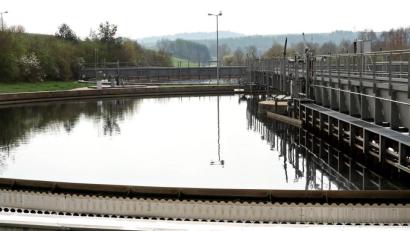 Bild: Petra Hartl
Die Kläranlage in Theuern benötigt eine Sanierung. Mit neuer Technik soll die Energieeffizienz sowie die Leistungskapazität erhöht werden.