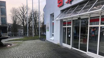 Bild: ge
Auf dem Sparkassenvorplatz in Sulzbach-Rosenberg geschah die Tat.