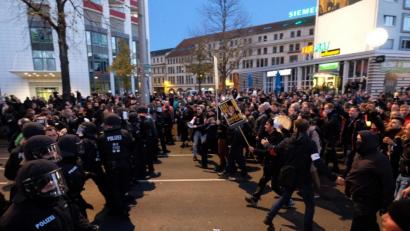 Bild: Sebastian Willnow, dpa
Leipzig am 7. November: Nach der „Querdenken“-Demo stehen sich Demonstranten und Polizisten gegenüber. Nach Informationen der Journalistengewerkschaft dju kam es zu mehr als 30 Übergriffen auf Journalisten durch Teilnehmer der Veranstaltung.