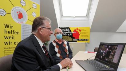 Bild: Wolfgang Steinbacher
Schädel-Hirnpatienten in Not erhalten eine Auszeichnung von der Deutschen Vereinigung für Rehabilitation. Von links: Bundesvorsitzender Armin Nentwig und Kassier Rudolf Friedrich.
