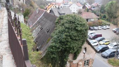 Bild: Gabi Schönberger
Die Alte Lateinschule und der gegenüberliegende Parkplatz in der Fröschaustraße sind mögliche Projekte, für die Neustadt Gelder bei der Städtebauförderung beantragt.