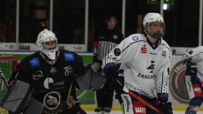 Archivbild: gb
Schlechte Nachricht für die Blue Devils: Adrian Klein, der hier vor dem Erfurter Tor lauert, und Nick Latta, die beiden Leihspieler der Straubing Tigers, müssen Anfang nächster Woche zum DEL-Club zurück. Die Straubinger beginnen mit der Vorbereitung auf den für Mitte Dezember geplanten Saisonstart.