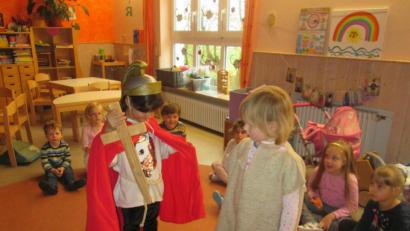 Bild: Kerstin Pflaum/exb
Das Martinsspiel wurde im Kindergarten St. Hedwig heuer öfters als sonst aufgeführt. Dadurch konnten auch jüngere Kinder mit einbezogen werden, die sonst nur zuschauen dürfen.
