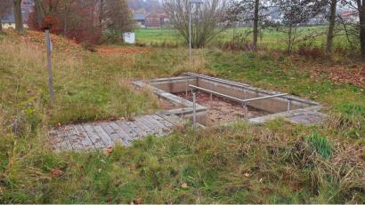 Bild: bsc
Das Umfeld der Friedenfelser Kneipp-Anlage bedarf einer Neugestaltung. Auch die Wassersituation mit der Speisung aus dem angrenzenden Bach ist nicht zufriedenstellend und muss neu überarbeitet werden. Bei einer möglichen Sanierung und Instandsetzung könnte die Gemeinde auf eine finanzielle Unterstützung hoffen. Im Gedenken an das Wirken von Pfarrer Kneipp begünstigt der Freistaat im nächsten Jahr Sanierungsarbeiten von Kommunen großzügig.