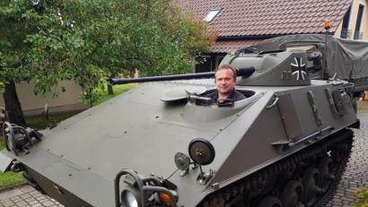 Bild: Tobias Gräf
Für den Einstieg in den kleinen Schützenpanzer ist Gelenkigkeit gefordert. Seinen "Hotch", wie Johann Gruber das Kettenfahrzeug liebevoll nennt, hat der 50-Jährige in 6000 Arbeitsstunden über 10 Jahre hinweg mühevoll restauriert.