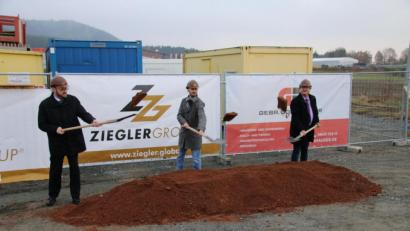 Bild: sne
Landrat Andreas Meier, Ziegler-Prokurist Andreas Sandner und Bürgermeister Bernhard Stangl (von links) starten mit dem ersten Spatenstich symbolisch die Baustelle.