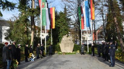 Bild: hcz
Vertreter der Stadt und verschiedener Organisationen fanden sich vor dem Mahnmal in der Konrad- Adenauer- Anlage zum Gedenken ein und legten Kränze nieder.