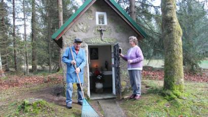 Bild: pi
Hildegard und Ludwig Frauenreuther kümmern sich um die Binsenstock-Kapelle.