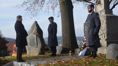 Bild: fz
Kleiner, aber feierlicher Rahmen am Ehrenmal in Neuhaus. In kurzen Worten erinnert Bürgermeister Karlheinz Budnik an die Gefallenen und Vermissten.