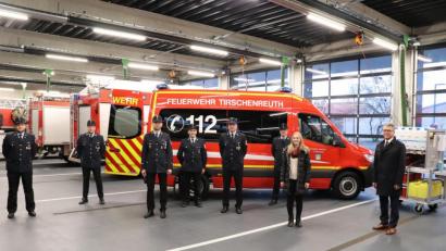 Bild: Johannes Werner/exb
Bei der Übergabe des neuen Mannschaftstransportwagens (von links): Die beiden stellvertretenden Kommandanten Thomas Sladky und Thomas Keller, die stellvertretender Vorsitzenden Rainer Burkhard und Paulus Mehler, Vorsitzender Markus Mayer, Kommandant Matthias Haulena, Kämmerei-Mitarbeiterin Ramona Thiermann und Bürgermeister Franz Stahl.