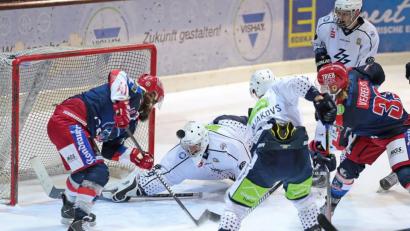 Bild: Mario Wiedel
Die Blue Devils verloren am Sonntag das Derby bei den Selber Wölfen mit 2:4. Hier schießt der zweifache Torschütze Sam Verelst (rechts) zum 3:1 ein.