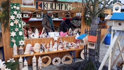 Bild: Kolping Schwarzenfeld/exb
So adrett sah der Kolping-Stand auf dem Weihnachtsmarkt in den vergangenen Jahren aus, jetzt müssen sich die Fans von Weihnachtsdeko am Online-Katalog orientieren.