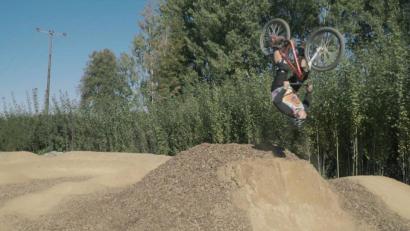 Bild: Korbinian Blendl
Nichts für Anfänger: Dirt-Bike-Fahrer oder "Rider" wie Marco Vetter (Bild) steuern auf spektakuläre Saltos hin und brauchen dafür ein entsprechendes Gelände. Für den in Neunburg geplanten Dirt-Bike-Park wollen sie auch selbst mit anpacken.