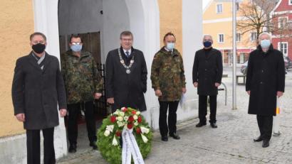 Bild: bö
Ganz ohne Öffentlichkeit war heuer die Kranzniederlegung am Kriegerdenkmal in Schmidmühlen. Von links: Dritter Bürgermeister Mathias Huger, der Zweite Vorsitzende der Reservistenkameradschaft, Georg Popp, Bürgermeister Peter Braun, Karl Fochtner, Zweiter Bürgermeister Martin Bauer und Reservisten-Vorsitzender Paul Böhm.