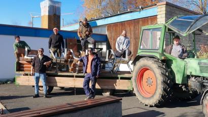 Bild: bsc
Zahlreiche Erkundungs- und Transportfahrten zu den einzelnen Standorten der Ruhebänke rund um Friedenfels unternahmen Erwin Bächer vom Arbeitskreis Tourismus (auf dem Traktor) sowie die Mitglieder der „Stoawaldlerer“ (von links) Jonas Henze, Thomas Trottmann, Kevin Radimerski, Maximilian Steinkohl, Gerhard Kastner und Michael Rauh.