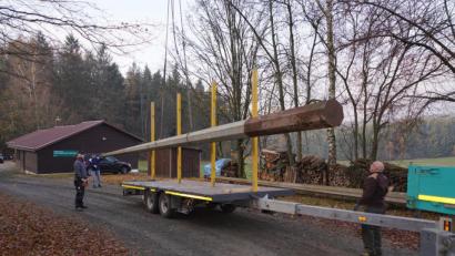 Bild: fvo
Zimmerermeister und Holzfachmann Michael Riedl platziert die beiden SpVgg - Eisenmasten an der Waldthurner OWV Skiclubhütte an der Neuenhammer Straße. Im Frühjahr werden die "schweren Geschenke aus Weiden" an der Nachtlaufloipe montiert.