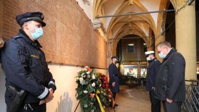 Bild: Wolfgang Steinbacher
Kranzniederlegung zum Volkstrauertag am Kriegerdenkmal vor dem Amberger Rathaus mit Oberbürgermeister Michael Cerny (rechts) und Stabsbootsmann Enrico Ritz, Standortfeldwebel Kümmersbruck.