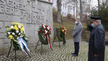 Bild: mfh
Bürgermeister Michael Göth und SRK-Vorsitzender Franz Schneller am Ehrenmal.