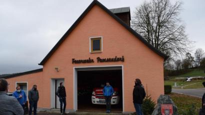 Bild: bnr
Die Feuerwehr Pamsendorf trägt sich mit dem Gedanken, ein neues Gerätehaus zu bauen. Vor Ort machte sich der Bauausschuss ein Blick vom momentanen Zustand.