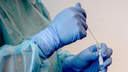 Symbolbild: Britta Pedersen/dpa
Ein Arzt macht einen Abstrich für einen Corona-Test.