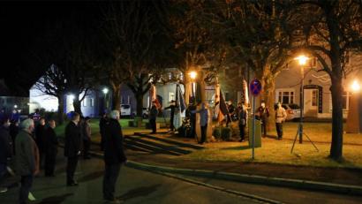 Bild: njn
Unter Einhaltung des Mindestabstands und mit Mund- und Nasen-Schutz fand die Gedenkstunde zum Volkstrauertag in der Stadt Erbendorf bereits am Samstagabend statt.