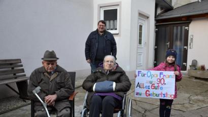 Bild: gi
Franz Schnupfhagn feiert seinen 90. Geburtstag mit seiner Frau Maria und im Kreise seiner Lieben. Die jüngste Enkelin Emily im Hause hat für ihren Opa ein Glückwunsch-Plakat gemalt. Glück- und Segenswünsche überbrachte auch Pfarrer Udo Klösel.
