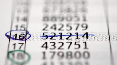 Bild: Andrea Warnecke/dpa
Seit gut einem Jahr können TAN-Papierlisten beim Online-Banking nicht mehr verwendet werden. Mittlerweile werden die Nummern digital aufs Handy übermittelt. Eine 61-jährige Sulzbach-Rosenbergerin hat solche sensiblen Daten an einen Betrüger weitergegeben. Nun ermittelt die Polizei.