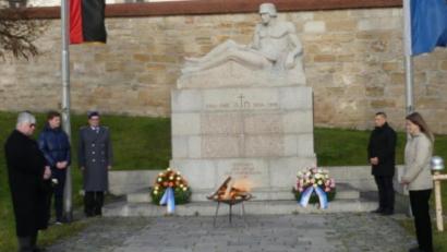 Bild: rn
Bürgermeister, Krieger- und Soldatenkameradschaft und Reservistenkameradschaft legen am Ehrenmal Kränze nieder. Die Geistlichen sprechen Gebete.