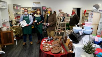 Bild: Hirsch
Die Pop-up-Store-Betreiber Josef Roßmann und Alexandra Burggraf (von links) hießen zur Eröffnung des Ladens auch Oberbürgermeister Andreas Feller willkommen.
