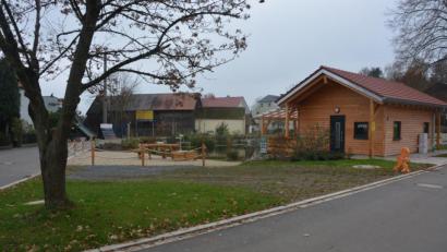 Bild: jr
Ein Spielgerät hat die Stadt nun beim neuen Dorfmittelpunkt in Pechofen aufgestellt. Der Kletterturm fehlt noch, weil nach wie vor offen ist, wie es mit einer umstrittenen angrenzenden Fläche weitergeht. Aus Sicherheitsgründen wurde das neue Spielgerät mit einem provisorischen Zaun umgeben.