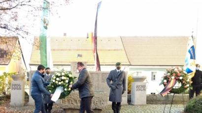Bild: rfi
Bürgermeister Ludwig Gürtler (rechts) und zweiter Bürgermeister Werner Schärtl (links) legen zum Gedenken einen Kranz am Kriegerdenkmal nieder.