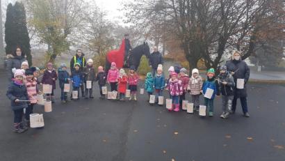 Bild: Kinderhaus Sankt Marien/exb
Im Kinderhaus Sankt Marien wurde der Martinstag heuer etwas anders gefeiert. Nicht fehlen durfte ein Darsteller des Heiligen, der mit einem Pferd bei den Erzieherinnen und Kindern vorbeischaute.