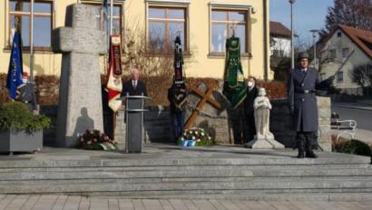Bild: öt
Die Gemeinde Neusorg gedachte am Volkstrauertag der Opfer von Krieg und Gewalt. Bürgermeister Peter König legte einen Kranz am Ehrenmal vor dem Rathaus nieder. Mit im Bild Pfarrer Josef Waleszczuk und die Ehrenwache der Soldaten- und Reservistenkameradschaft.