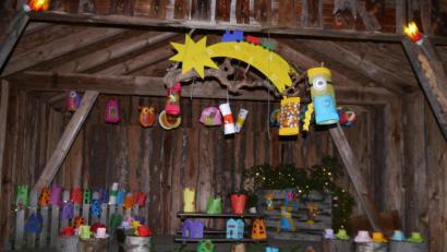 Bild: gis
Bunt und hell leuchtend sind die Laternen, die an der Hütte gegenüber des Rathauses jeden Abend in Fichtelberg leuchten.