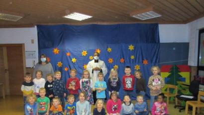 Bild: vsr
Gemeinsam mit Pater James feierten die Buben und Mädchen das Martinsfest im Kinderhaus St. Marien.