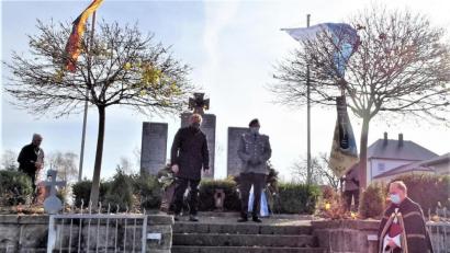 Bild: hl
Zweiter Bürgermeister Hermann Schraml und KSK-Vorsitzender Karl Reger (Mitte von links) legten am Ehrenmal Kränze nieder. Pfarrer Heribert Stretz sprach ein Gebet und gedachte mit Fürbitten aller Opfer (rechts).